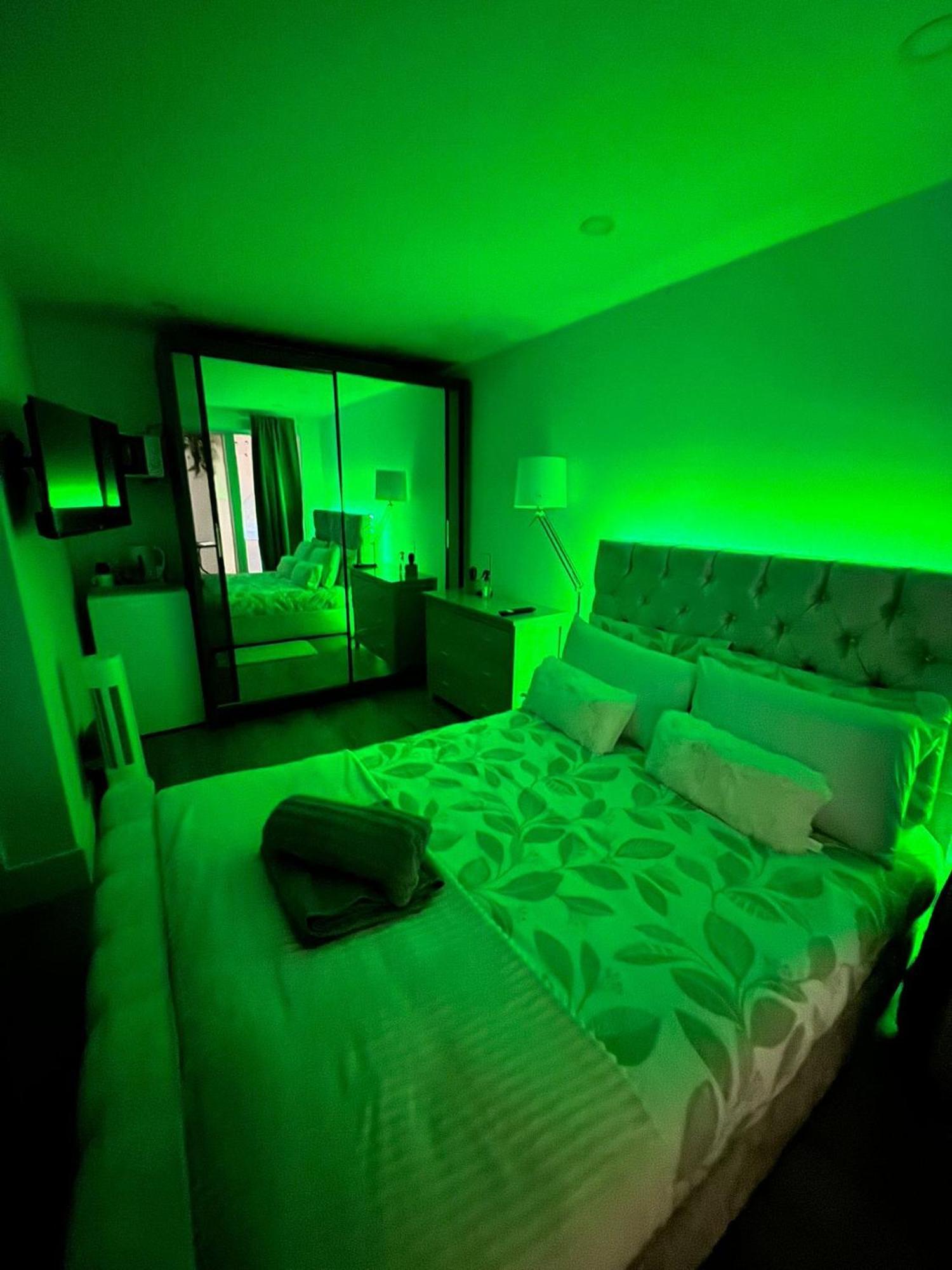 Tropical Room With Private Bathroom And Patio Londres Exterior foto