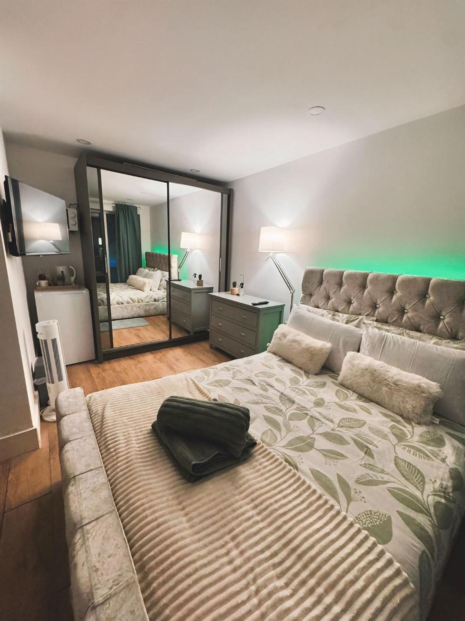 Tropical Room With Private Bathroom And Patio Londres Exterior foto