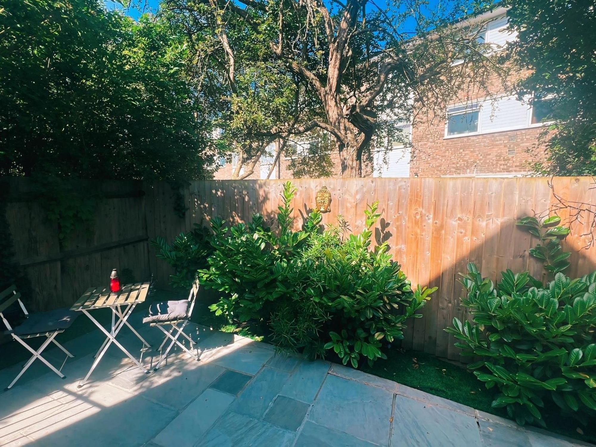 Tropical Room With Private Bathroom And Patio Londres Exterior foto